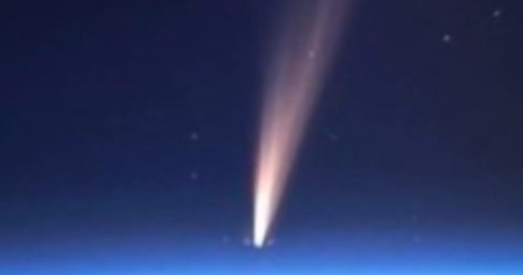 Video Once in a lifetime. Comet visible for the first time in 160,000 years appears in the sky. The best time to see the astronomical phenomenon
