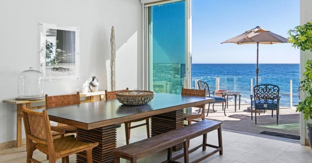Video Paris Hilton enjoyed the house she bought for 8.4 million dollars for three years. What it looked like before the devastating fires in Los Angeles