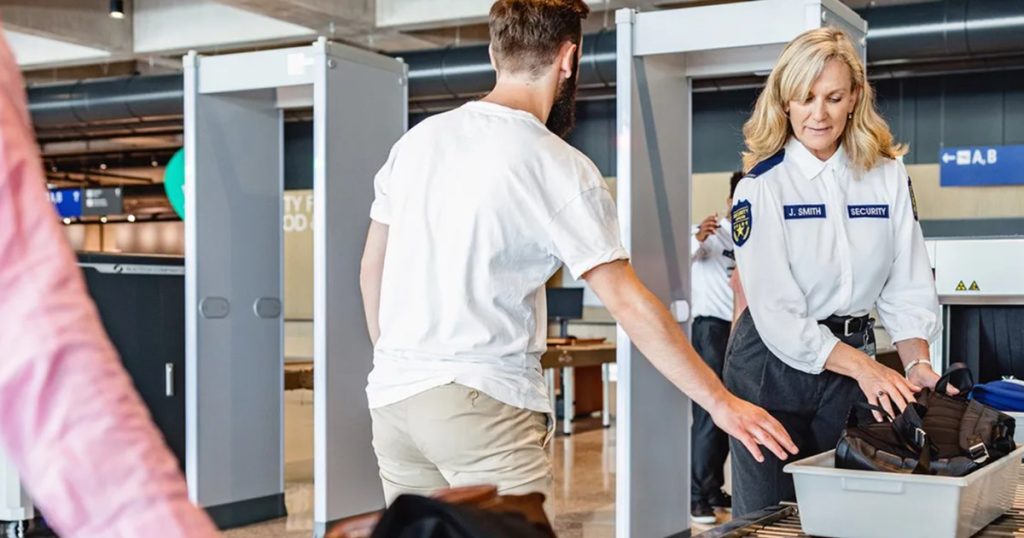 Video The clothes you should avoid if you want to pass the security check at the airport. "Don't Wear Sequins"