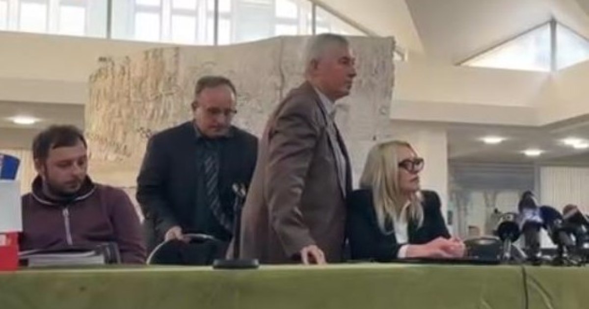 What the director of the National History Museum says after finding out that he was dismissed. "It is perfectly legal"