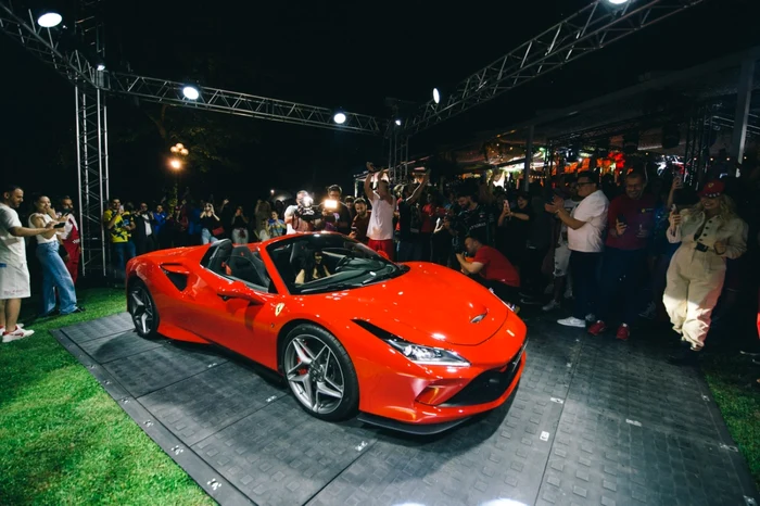 The millionaire Romanians prefer Ferrari. Photo: Inna/FB 