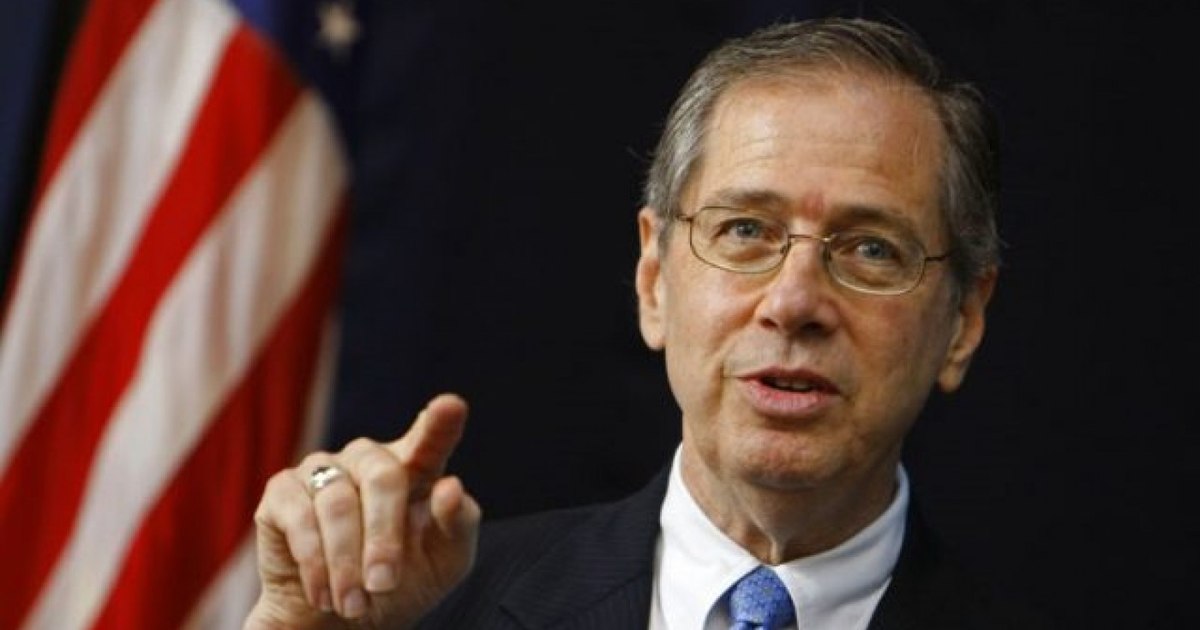 A former US ambassador to Romania says that "there is substantial evidence" that Russia intervened in the elections: "It is time to act"