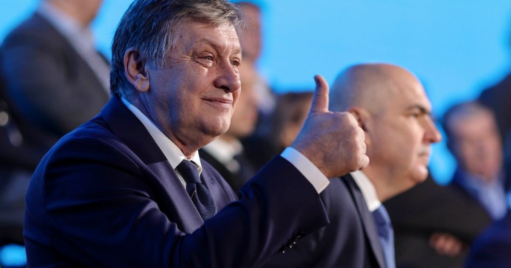 Crin Antonescu says that there are no reason to withdraw from the presidential race: "Neither on the face nor the fight"