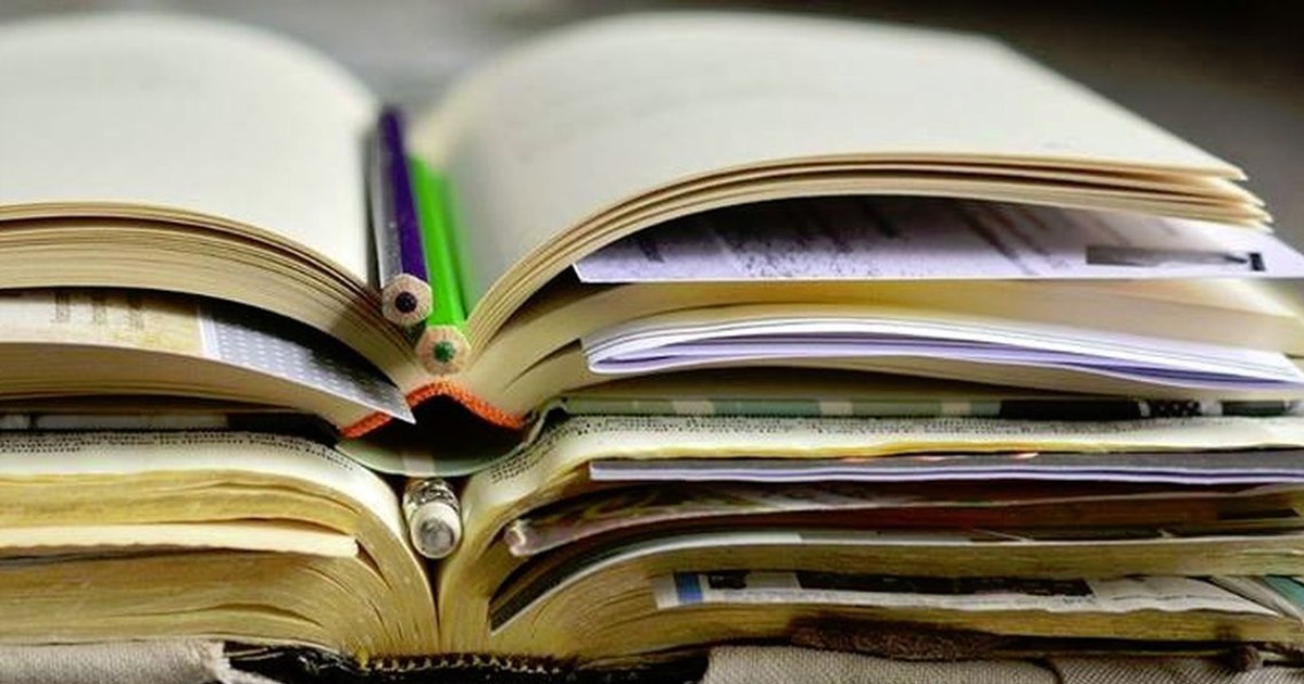 Historically, about censorship: "Instead of politicians who made Great Romania, the illegalist communists who participated in strikes and workers appeared"