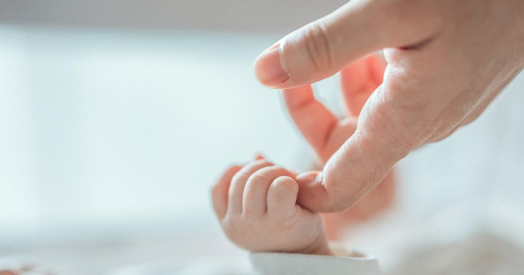 Rare case: a Romanian was declared by the court the natural mother of a child born by another woman. The baby, claimed by two men
