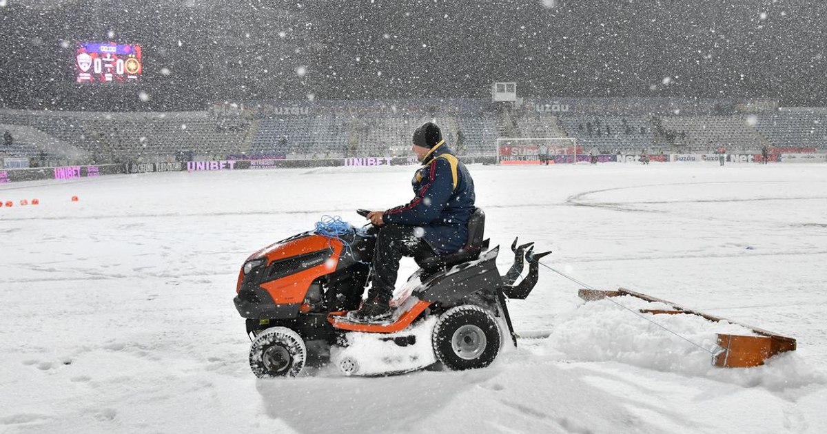 Video like us, no one. The "Romanian" method used to remove the snow at the Gloria - FCSB match