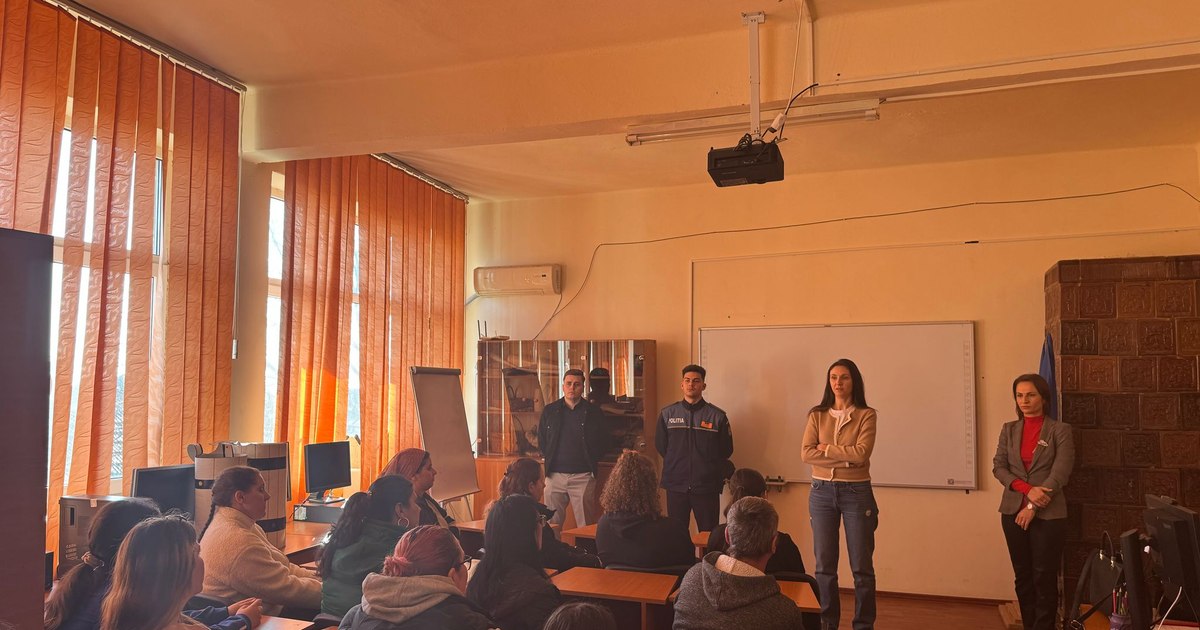 A school director asked the police to guard the students of drug dealers