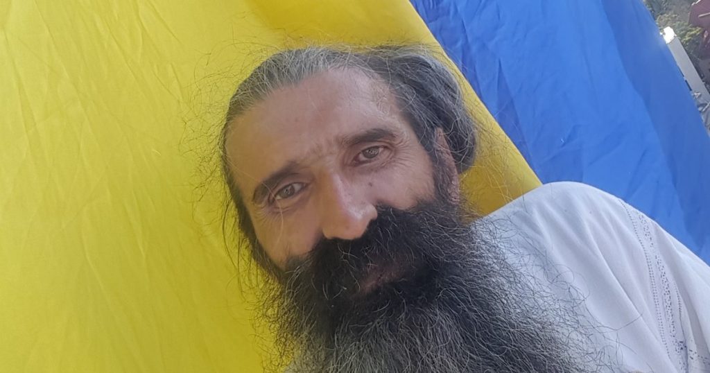 After leaving psychiatry, the flag if he climbed into a tree, under the nose of the police. Agents negotiate with him to descend