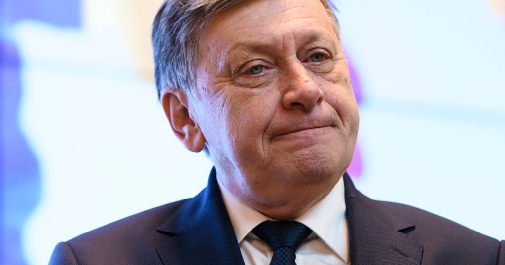 Crin Antonescu criticizes the CNA for the "censorship" applied to Marius Tucă. "This is how the extremists appear, this is how the society breaks"