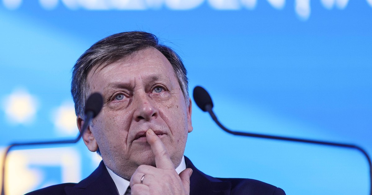 Crin Antonescu launches his podcast. The first guest: the vlogger who said he is "Ciuca 2" and which he blocked on Facebook