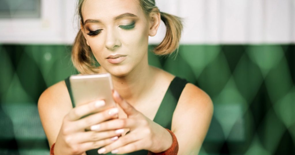 How to cope with the pressure of social networks. The advice of psychologists for teenagers: "Be authentic, not a copy!"