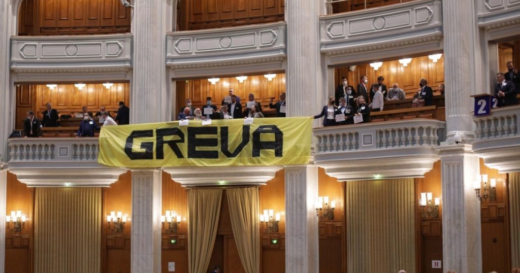 MPs and gold and can, accused of drawing the cellar on the money of the citizens. "At Sarmale, before.