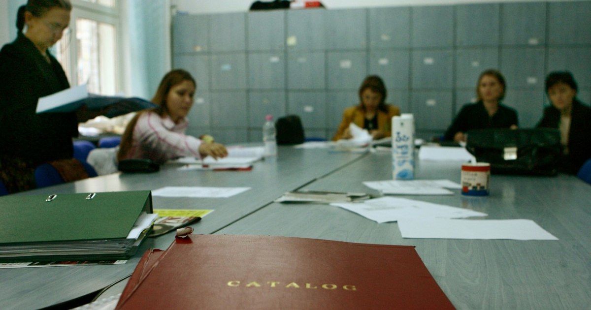 Romanian teachers, an open letter to the Minister of Education. Teachers ask for extra hours for all high school classes