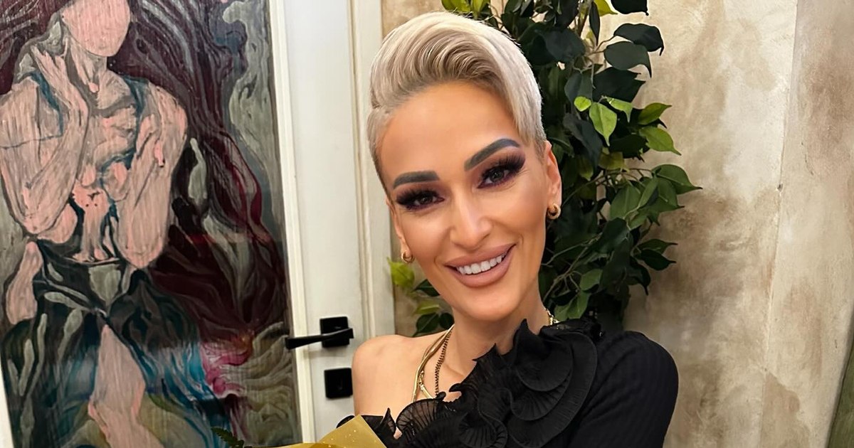 The "queen of darkness" celebrated her birthday. Macabre message written on the coffin -shaped cake