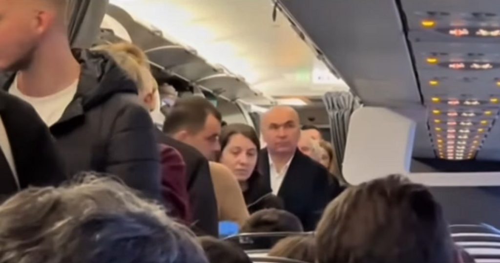 Video Ilie Bolojan arrived in London with a line aircraft. The images captured with the interim president, at the economic class