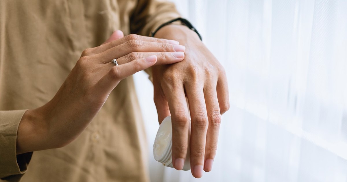 Video how we recognize a person who has thyroid problems. Easy changes to observe on a simple, mirror examination