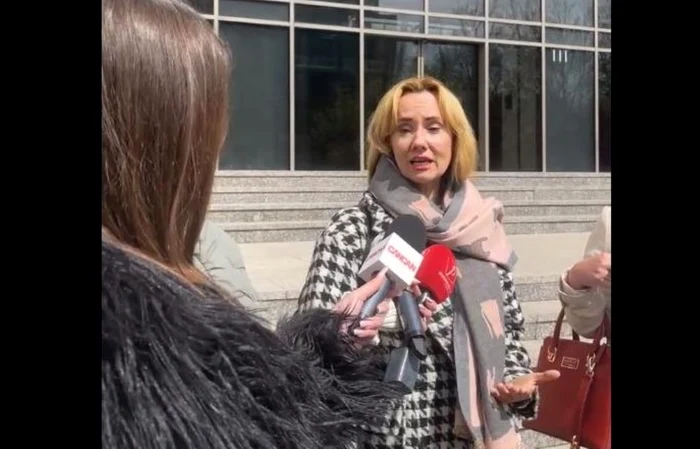 Oana Ioniţă protested on her son's day. Photo: video capture