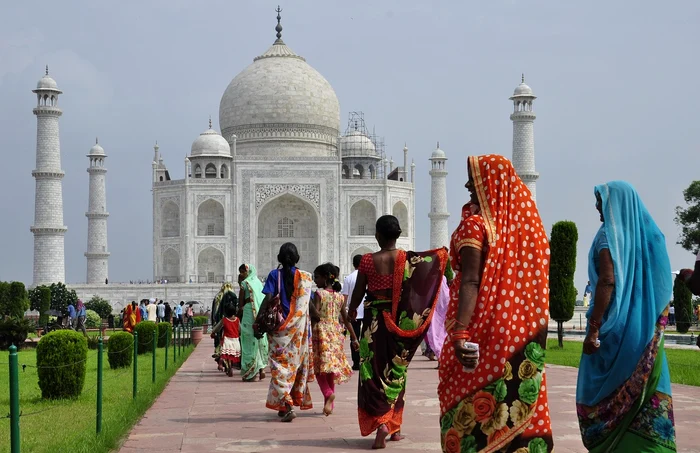 Image with Taj Mahal, the symbol of India, and a lot of Indians who go to visit the photo pixabay