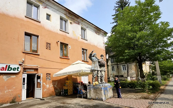 Old, workers' blocks. Uricani, Huendoara. Photo: Truth