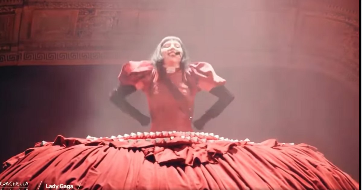 Amazing show supported by Lady Gaga. "Satanic rituals" and a spectacular dress