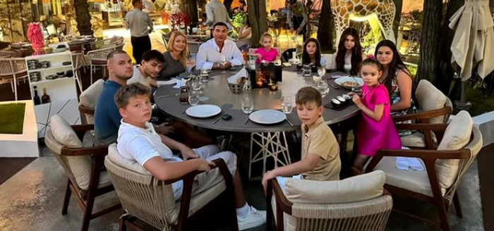 The entire Borcea family, gathered at the same table. Photo Instagram Valentina Pelinel Borcea