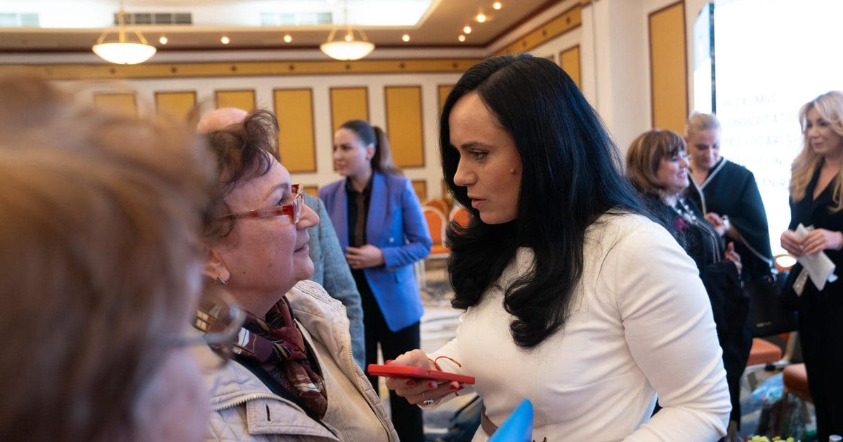 How did Minister Simona Oprescu react after the employee of a children's center said she was her cousin