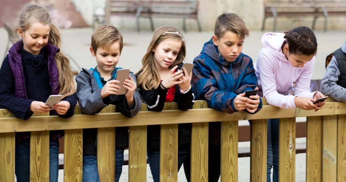 International experts say that the prohibition of phones does not give children a healthy relationship with technology