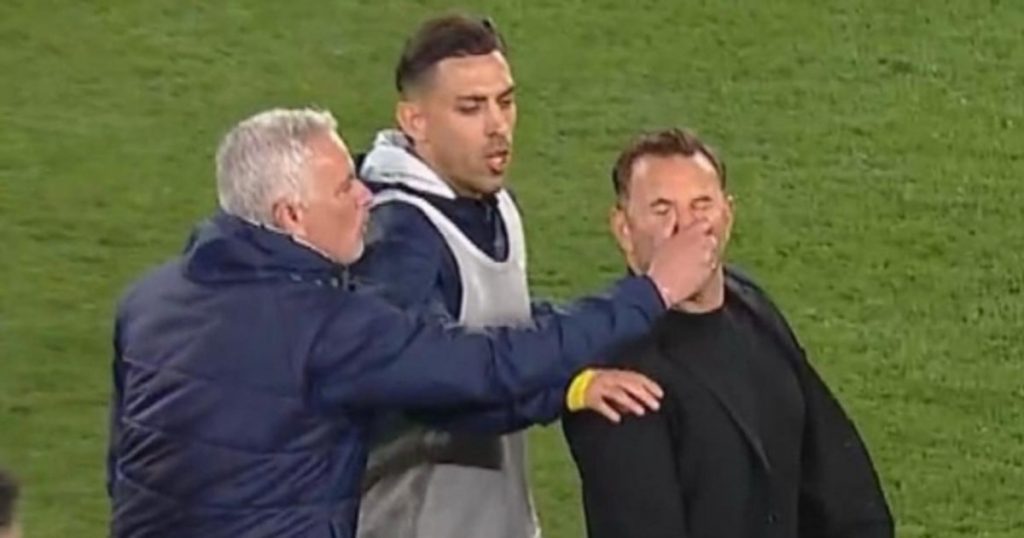 Mafiot gesture made by Jose Mourinho: He grabbed his nose on the coach of the rival Galatasaray
