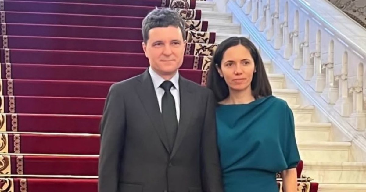 Nicușor Dan's partner, dressed in the debates of the candidates for the presidential by Andreea Raicu. How much does the outfits cost