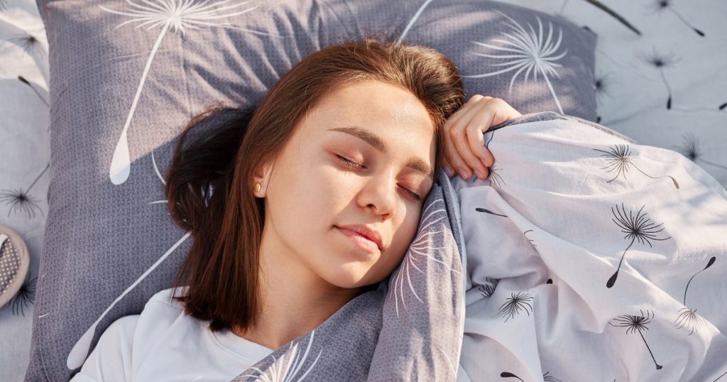The afternoon sleep: benefits and risks explained by experts. How it helps and when it becomes a problem
