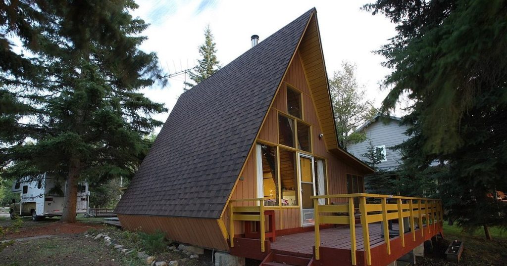 The fashion of the cottages A-frame conquered the Romanians. Modern mountains in the mountains remind of the ancient Houses of Moors