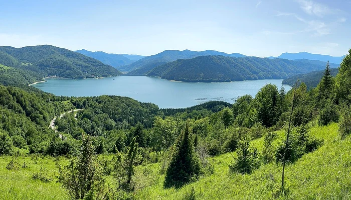 Lake Izvorul Muntelui. Source: Wikipedia
