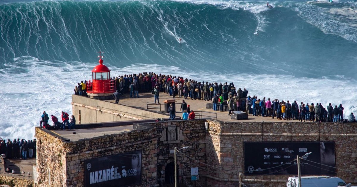 Video Nazaré, Portuguese beach with the highest waves in Europe. Became a paradise of extreme amateur surfers