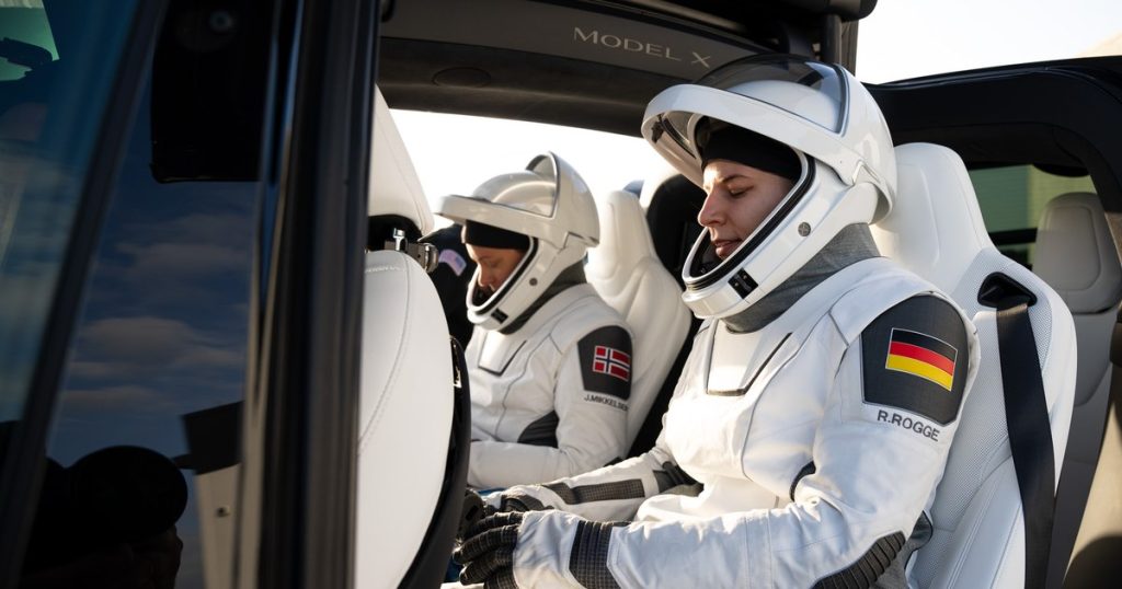 Video Spacex tourists returned to the ground after a historical flight