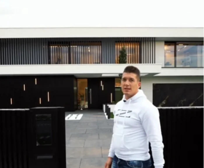 Image in front of the villa. Photos: Presasm