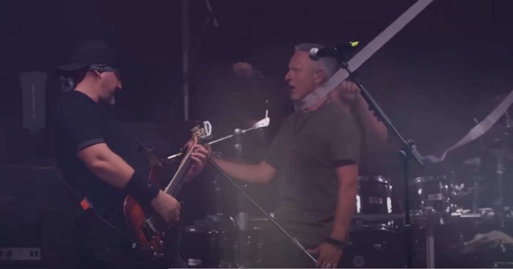 Video over 500,000 tickets, sold for the show of a neo-Sonazist singer. The largest pay -off concert ever organized in the world