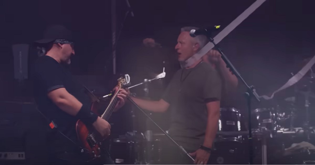 Video over 500,000 tickets, sold for the show of a neo-Sonazist singer. The largest pay -off concert ever organized in the world