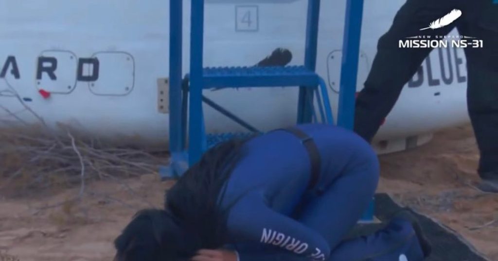 Video tears and emotions upon returning to the ground of the Blue Origin capsule. Katy Perry kissed the ground after the 11 -minute flight