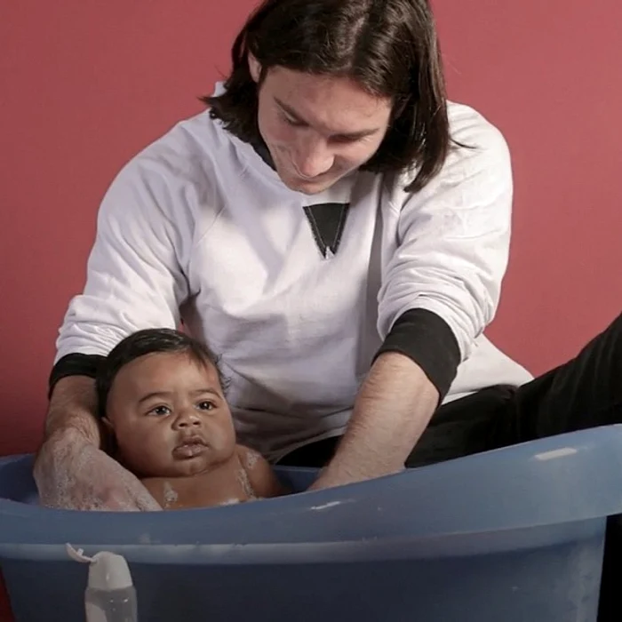 Leo bathes the little lamina