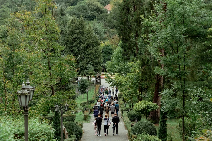 Tourists walking on an alley from the spa park in Govora, Vâlcea Photo Studioogovora Marius V