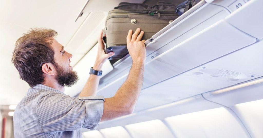 Passengers compensated with hundreds of euros for hidden rates in hand luggage. Ryanair, convicted in Spain