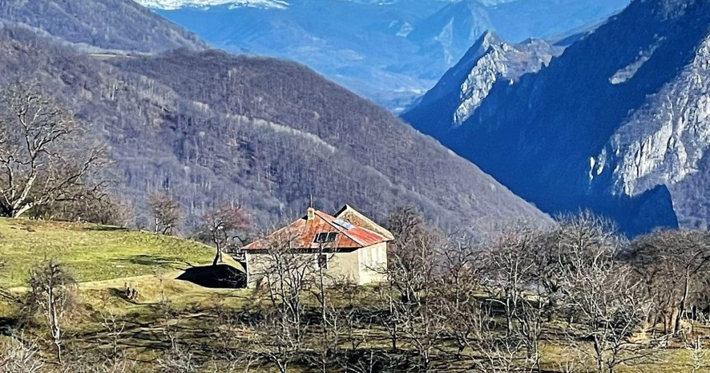 Photo Inteleț, the village at the end of the stairs in the mountains, landmark of Via Transilvanica. "It must be seen how long life is still flickering here."