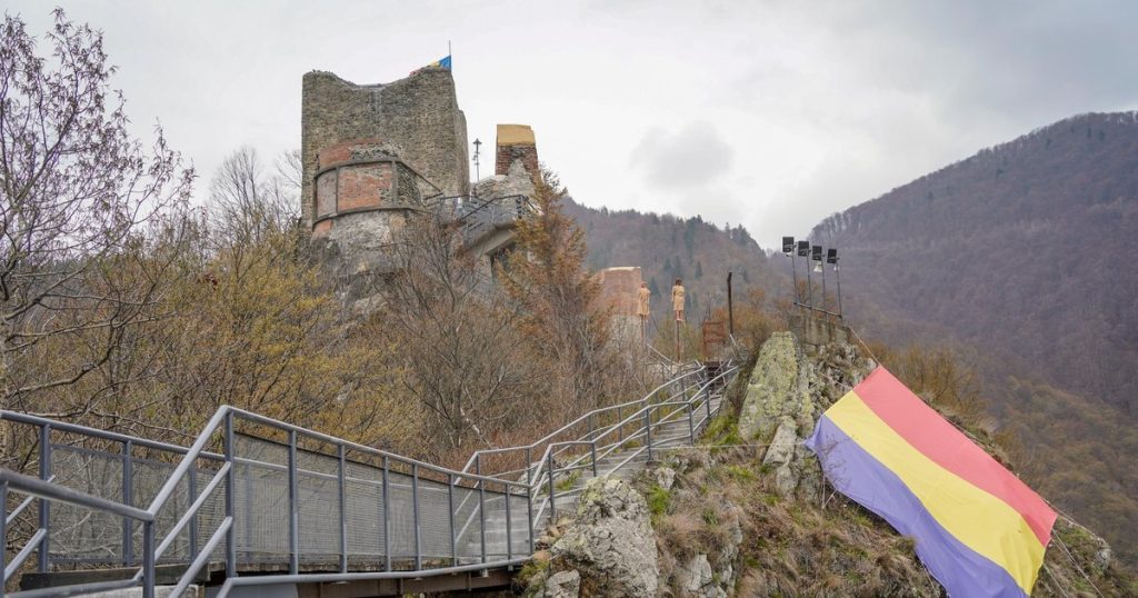 Poenari fortress reopens after a bear broke the protective fence. Access will be done in organized groups, at fixed times