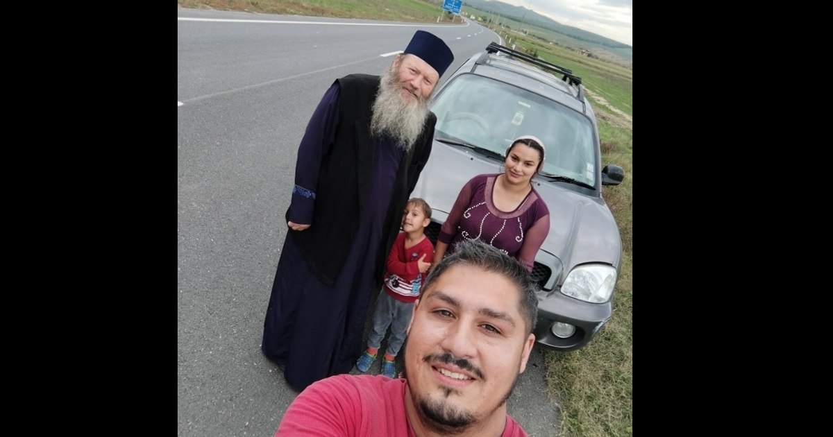 The lesson of kindness received by a priest, after two hours on the side of the road: "A young rum preached my gospel"