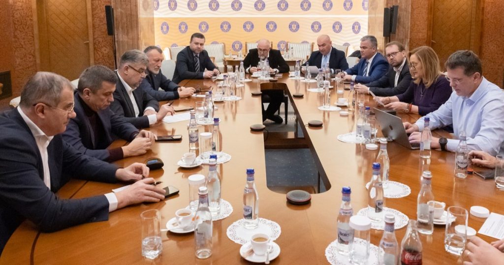 The presidential elections are shaking the parties: resignations, crisis and hopes in race finalists Analysis