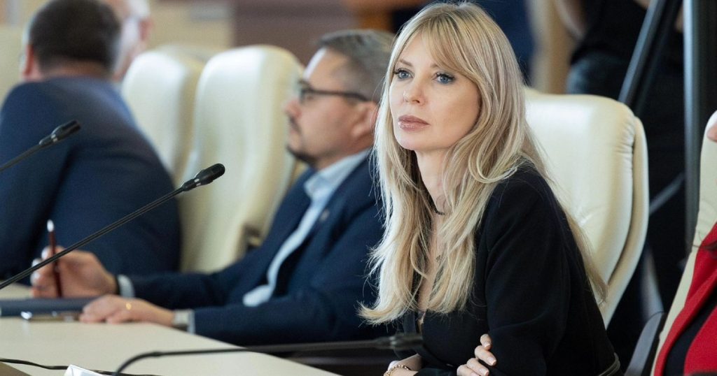 VIDEO Political Love-LOVE-LOVE-LOVE BETWEEN PSD Senator Victoria Stoiciu and one of the most famous millionaires, recently divorced