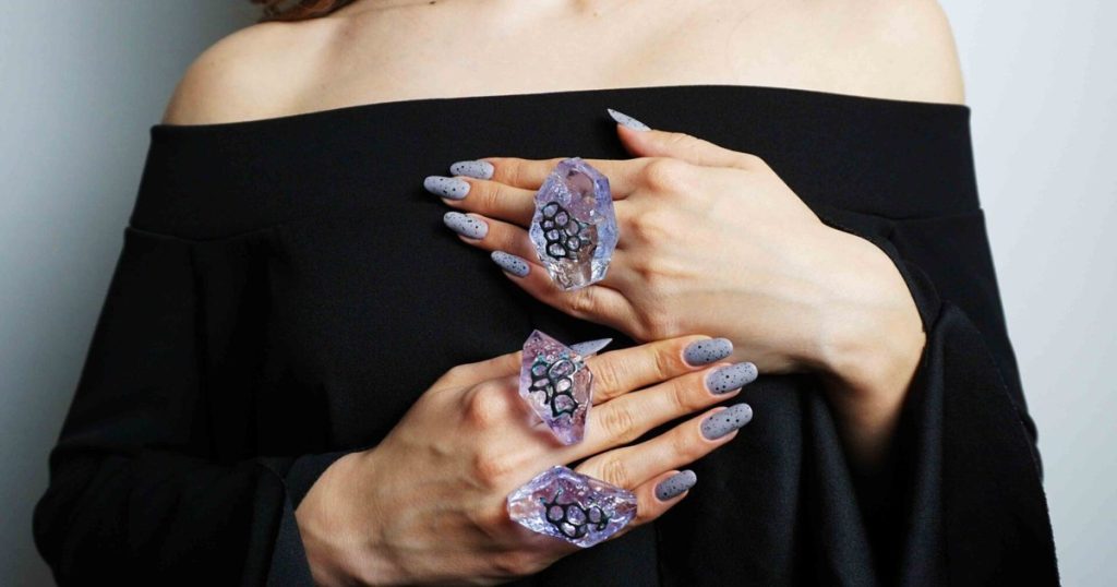 Video 4000 unique jewelry come to Bucharest. The author begins, the only contemporary jewel and art in southeast of Europe