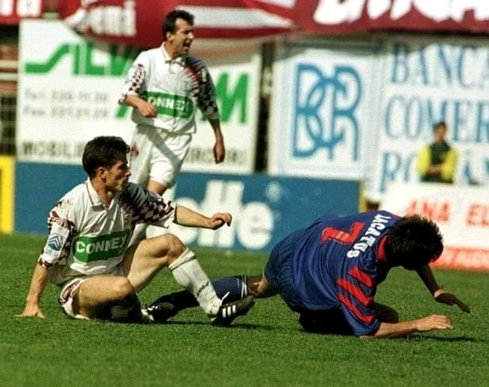 Nanu made Lăcătuș strict marking, in Rapid - Steaua 1-1, 1998