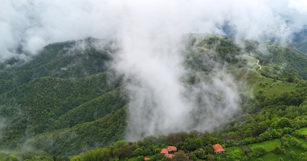 Video the wandered villages between the clouds, on the verge of disappearance, but sought by tourists. The "Dacian" hamlet that attracts all eyes