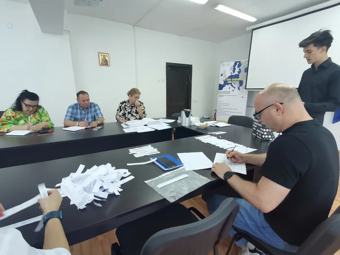 The examination commission can not be part of the Photo School Teachers: A.Mitran 